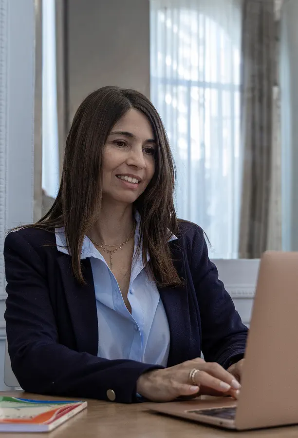 Marina Rogow trabajando con su laptop en un contexto de oficina